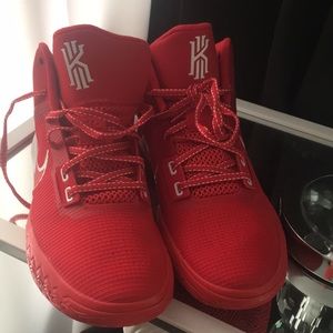 NEW NIKE KYRIE FLYTRAP 4  SIZE 8.5 Mens